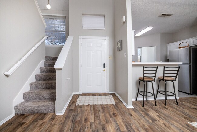Building Photo - 2719 Stratford Ct