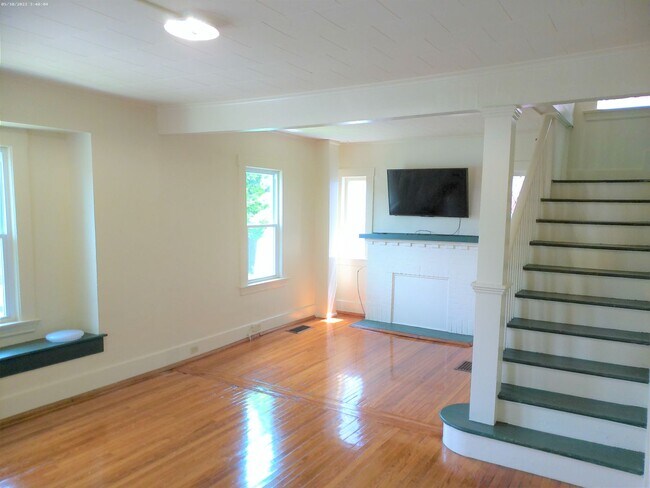 Building Photo - Available 6/1/2026 Charming Home With Priv...