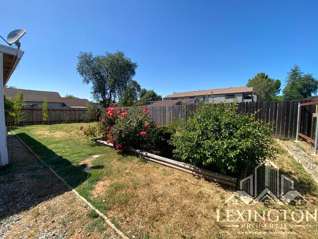 Building Photo - Spacious, 3BD/1BA, Home with Office in Car...