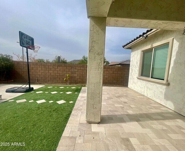 Building Photo - Gorgeous 4 bed 3.5 bath + Den with FULL SO...