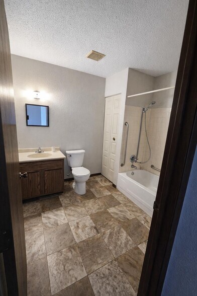 Building Photo - 551 Lakeview Rd