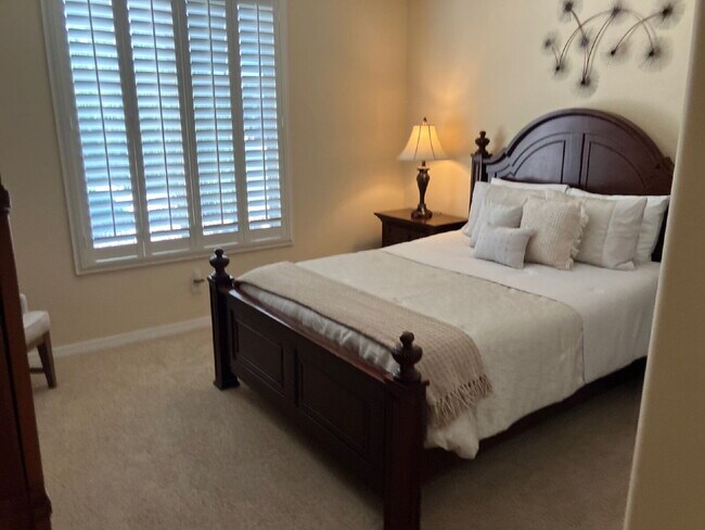 Building Photo - Charming, fully furnished, single-story re...