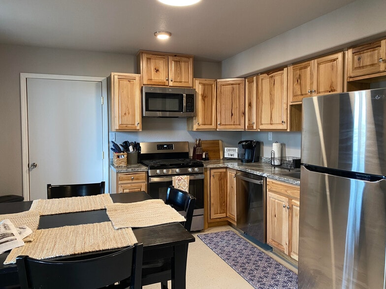 Building Photo - 6140 W Robin Hood Ln