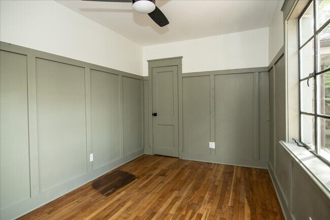 Building Photo - Beautifully Renovated 2/1 in Desirable Gra...