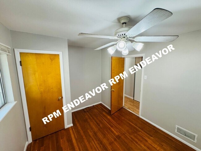 Building Photo - 3 Bed 1.5 Bath. Move in Ready! Deposit Fre...
