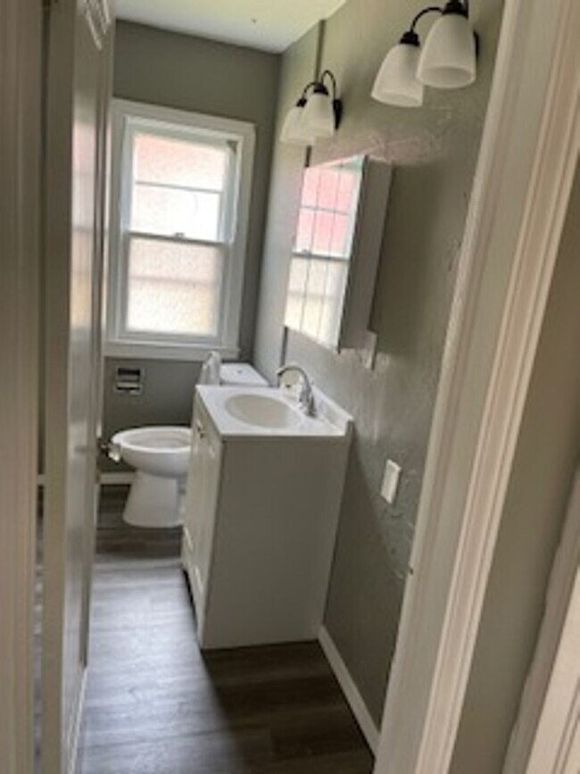 Building Photo - 3 bed 1 bath bungelow in Harper Woods with attached garage and basement