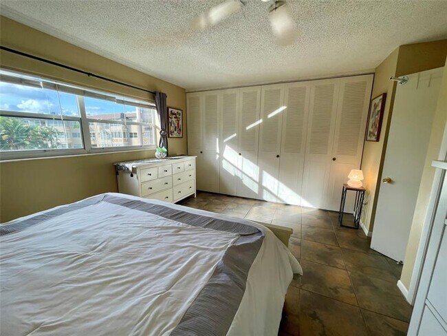 Building Photo - 5071 W Oakland Park Blvd