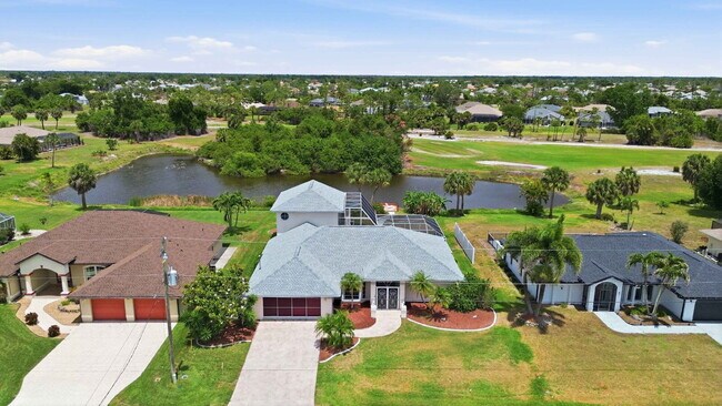 Building Photo - "Spacious 3-Bedroom Retreat with 2 Full Baths in Rotonda West Pinehurst!"