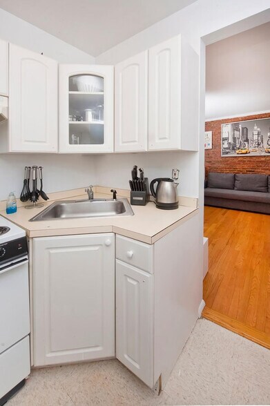 Building Photo - 333 E 95th St