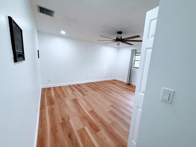 Building Photo - 465 SE Naranja Ave