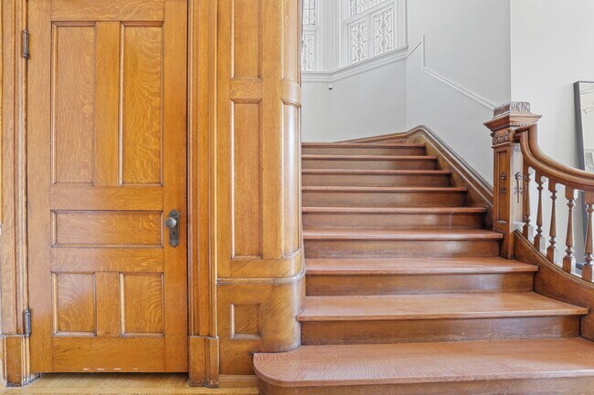 Building Photo - 550 E Town St