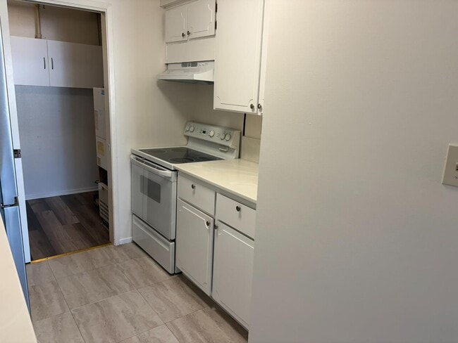 Building Photo - 2419 Greendale Dr