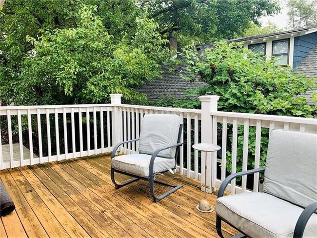 Building Photo - Large bright and clean Brookside home