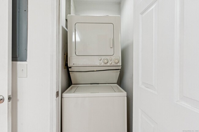 Building Photo - 16 Byington Pl