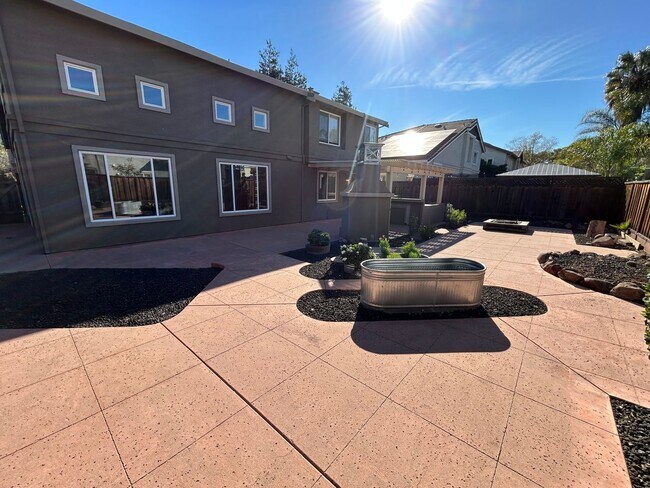 Building Photo - Spacious 4 Bed 3 Bath Home in Garin Community