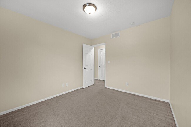 Building Photo - 611 Harvard Dr