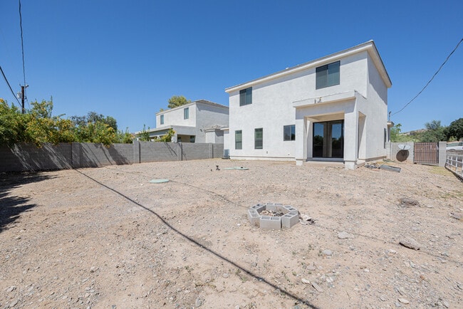 Building Photo - 1409 E Shangri La Rd