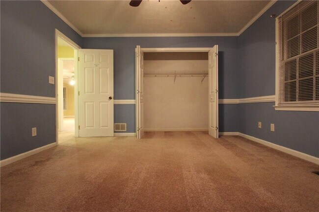 Building Photo - 818 Springlake Rd