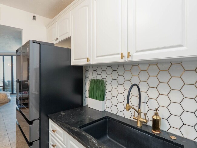 Building Photo - TURNKEY FURNISHED WATERFRONT RENTAL – Live the Island Life on Siesta Key