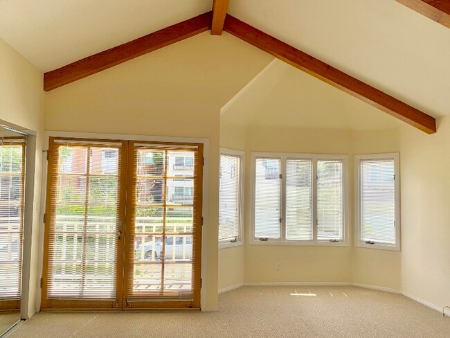 Building Photo - 1642 Harper Ave