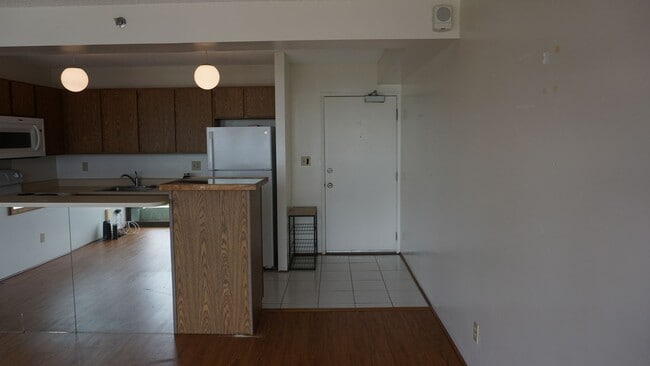 Building Photo - 2-bedroom, 1-bathroom unit with stunning m...