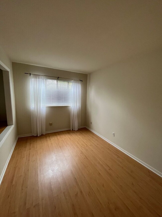 Building Photo - *Holiday Move In Special, $500 Off First Month's Rent! Large 4 bedroom/ 2.5 Bathroom Home for Ren...