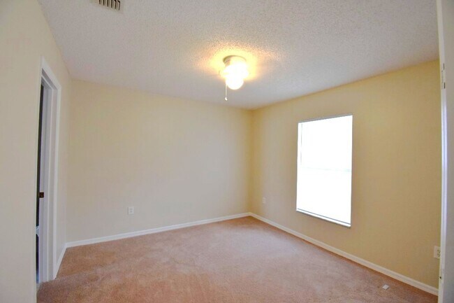 Building Photo - Spacious 3 Bedroom 2 Bath