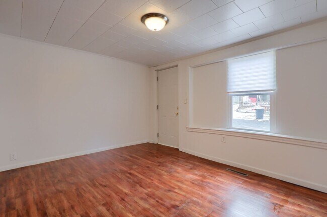 Building Photo - Available Now! 2 Bedroom House with Parkin...