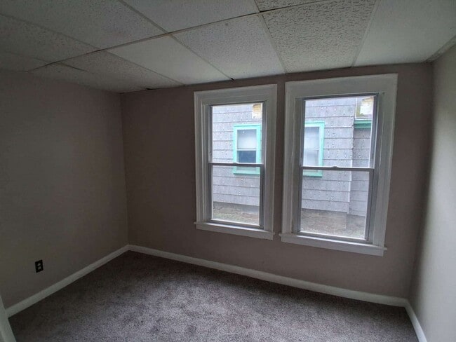 Building Photo - 4 Bedroom single family house