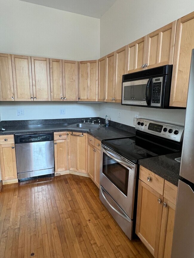Building Photo - Downtown Bridgeport 1-Bed, 1-Bath with All...