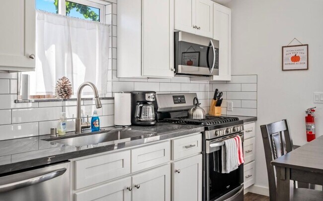 Building Photo - 2 bedroom 1 bath