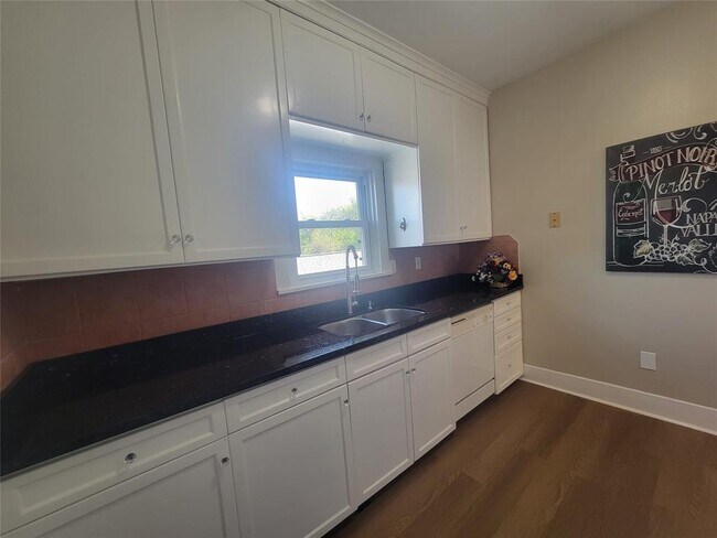 Building Photo - 2406 Huldy St