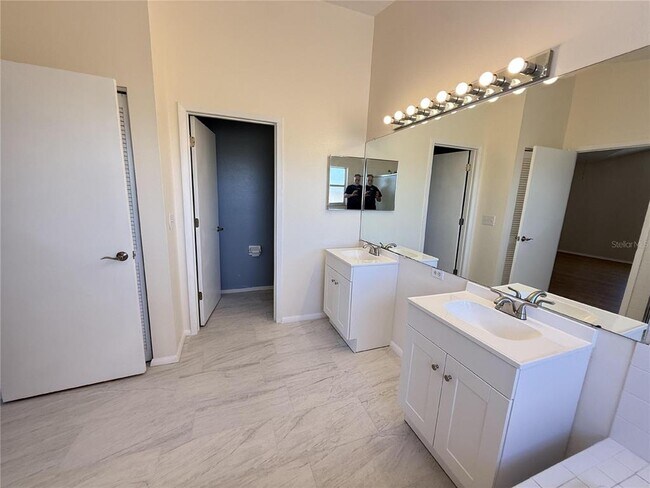 Building Photo - 12653 Longcrest Dr