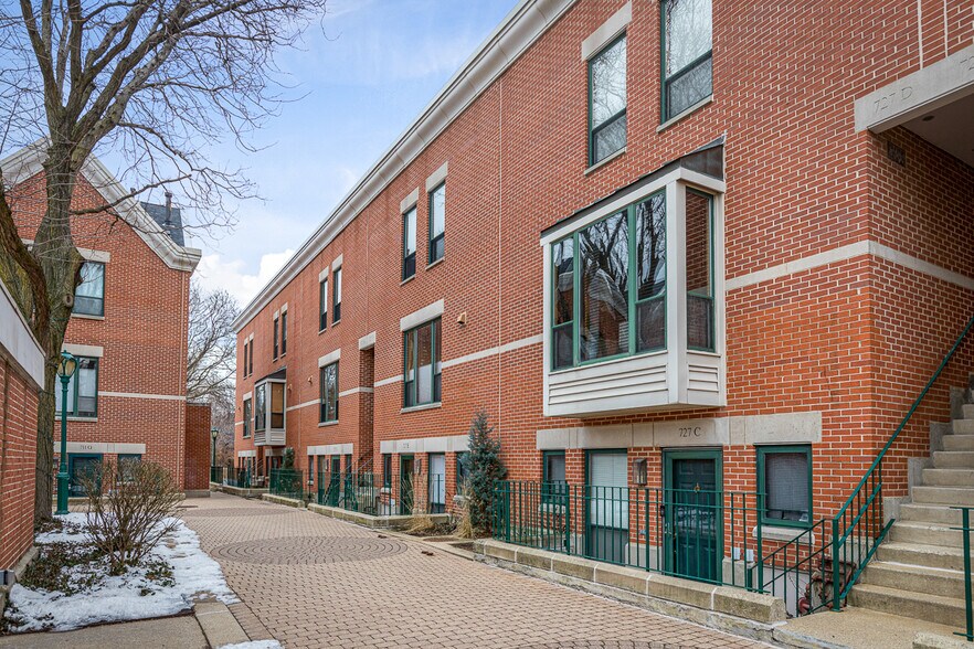Primary Photo - 727 S Ashland Ave