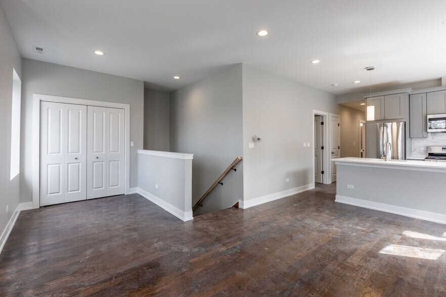 Building Photo - 3136 N Oakley Ave