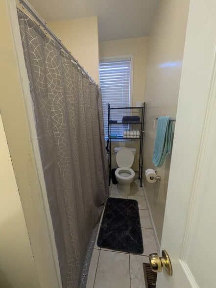 Building Photo - 3002 Kenyon Ave