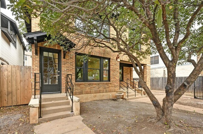 Building Photo - Top of the line House in West Campus for A...