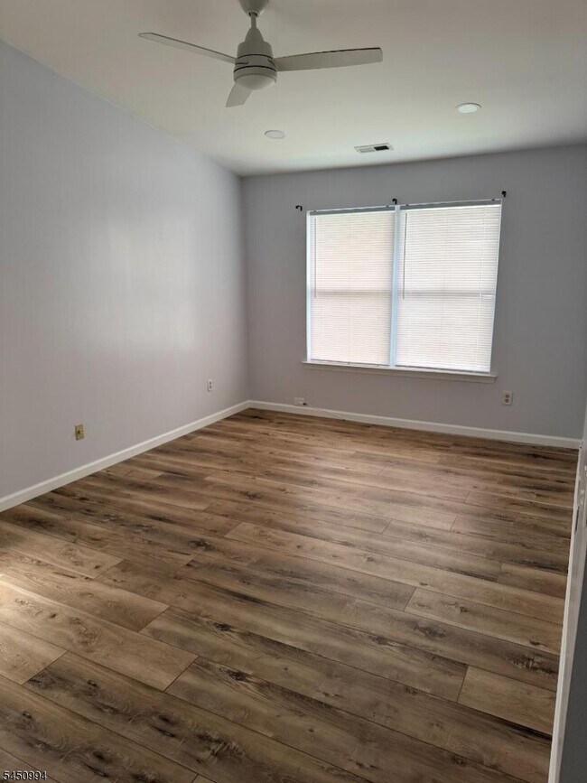 Building Photo - 343 Ventnor Ct
