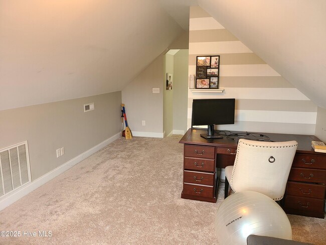 Building Photo - 229 Silver Creek Loop