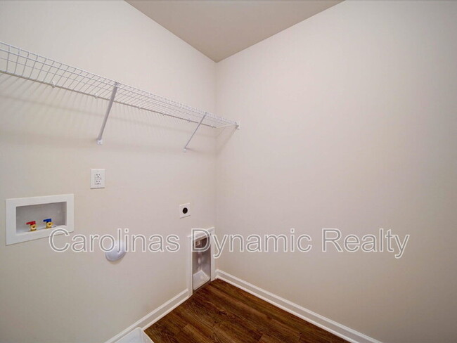Building Photo - 916 S Battleground Ave