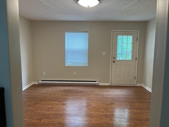 Building Photo - Newly Remodeled unit in Duplex