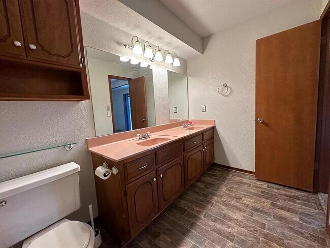 Building Photo - 512 Bonita Cir