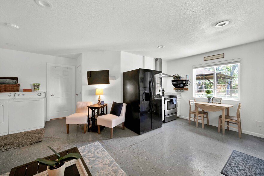 Full fridge and oven - 3075 Forest Hills Dr