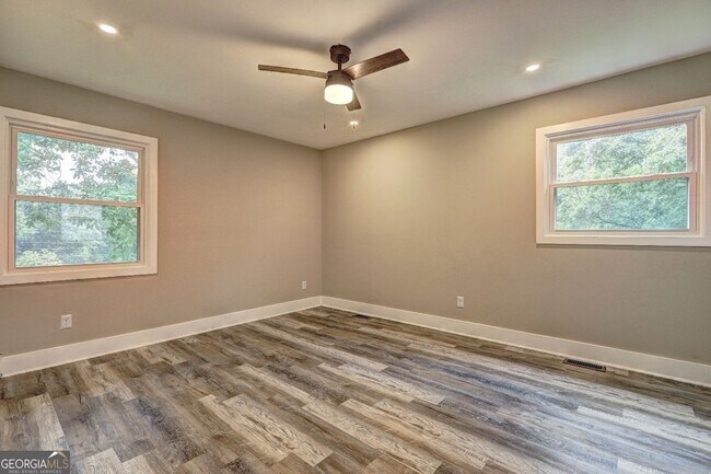 Building Photo - 1675 Bouldercliff Ct SE