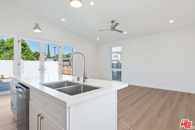 Building Photo - 15912 Vose St