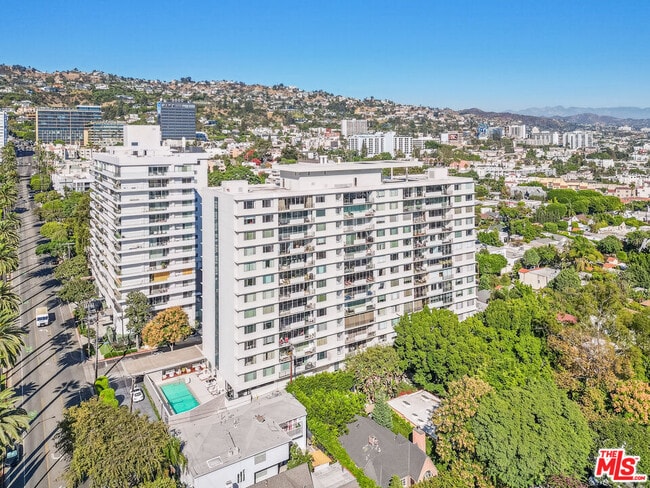 Building Photo - 818 N Doheny Dr
