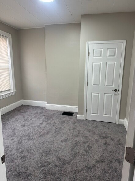 Building Photo - 905 N Spruce St