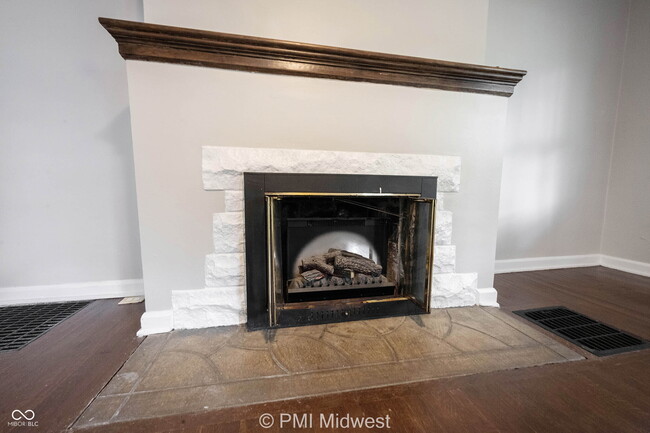 Building Photo - 5684 N College Ave