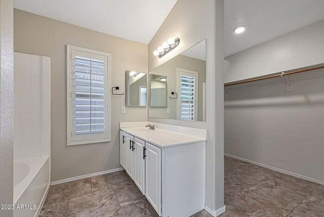 Building Photo - Stunning 3-bedroom, 2-bath home