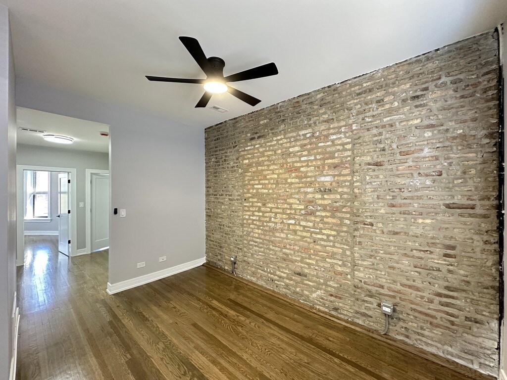 Building Photo - 3840 N Wilton Ave